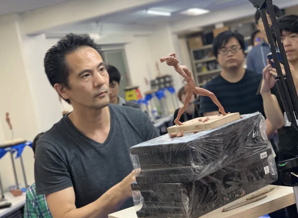 【となりのヒデオ】小島監督の隣に写るのは、ハリウッドで大活躍のベテラン造形家「片桐裕司」さん！コジプロスタッフに彫刻の指導も行う