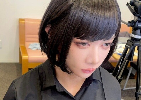 「エグいくらいきれい」「正直タイプ」Xで絶賛の声　目鼻立ちくっきりな黒髪“美女”の正体は…