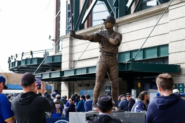 イチロー氏の銅像は球団の失態も…「バット折れ人形」は爆売れか