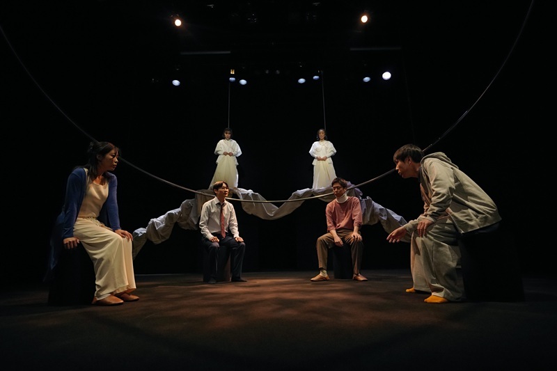 iakuの代表作のひとつ『粛々と運針』舞台写真と横山拓也（作）・上田一軒（演出）開幕コメントが公開