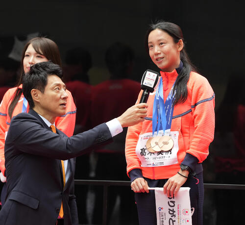 高木美帆さん「心はぽかぽか温かい」気温15度下回る寒さにも笑顔　パレードで直接ファンに感謝