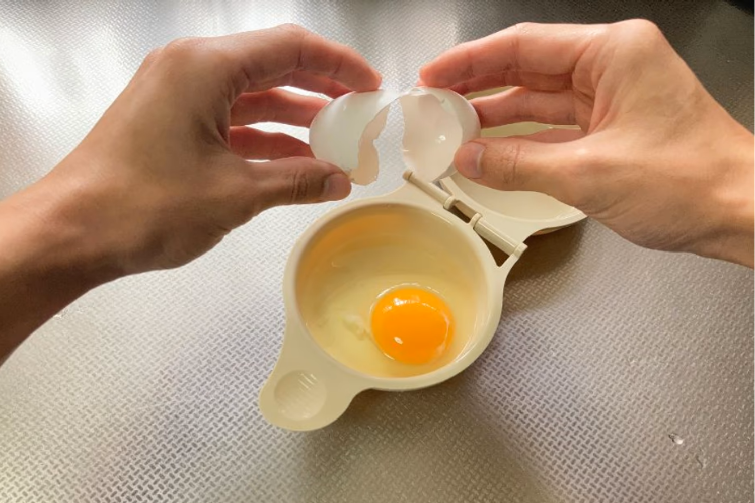 朝食のパンに目玉焼きを乗せたい人。3COINSなら40秒で、フライパン要らず