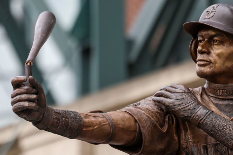 根元からバットが折れたイチロー氏の銅像 除幕式で波乱の展開に