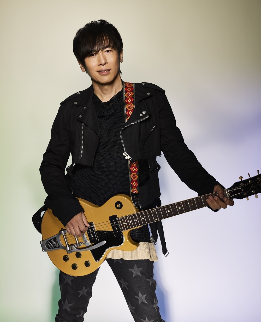 寺岡呼人、60歳へのカウントダウンとなる全国弾き語りツアーを開催【コメントあり】