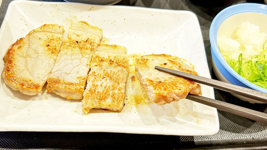 松屋の「豚ロースグリル定食」はぶりんと跳ねる弾力の分厚い豚ロースのうまみでご飯が進む
