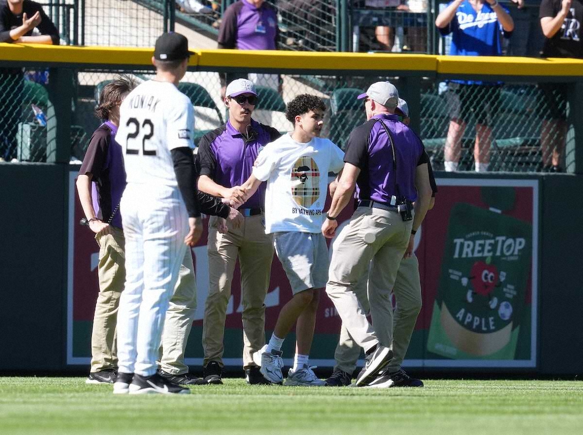 ドジャースにハプニング ファン乱入で試合中断に…大谷翔平も苦笑い？