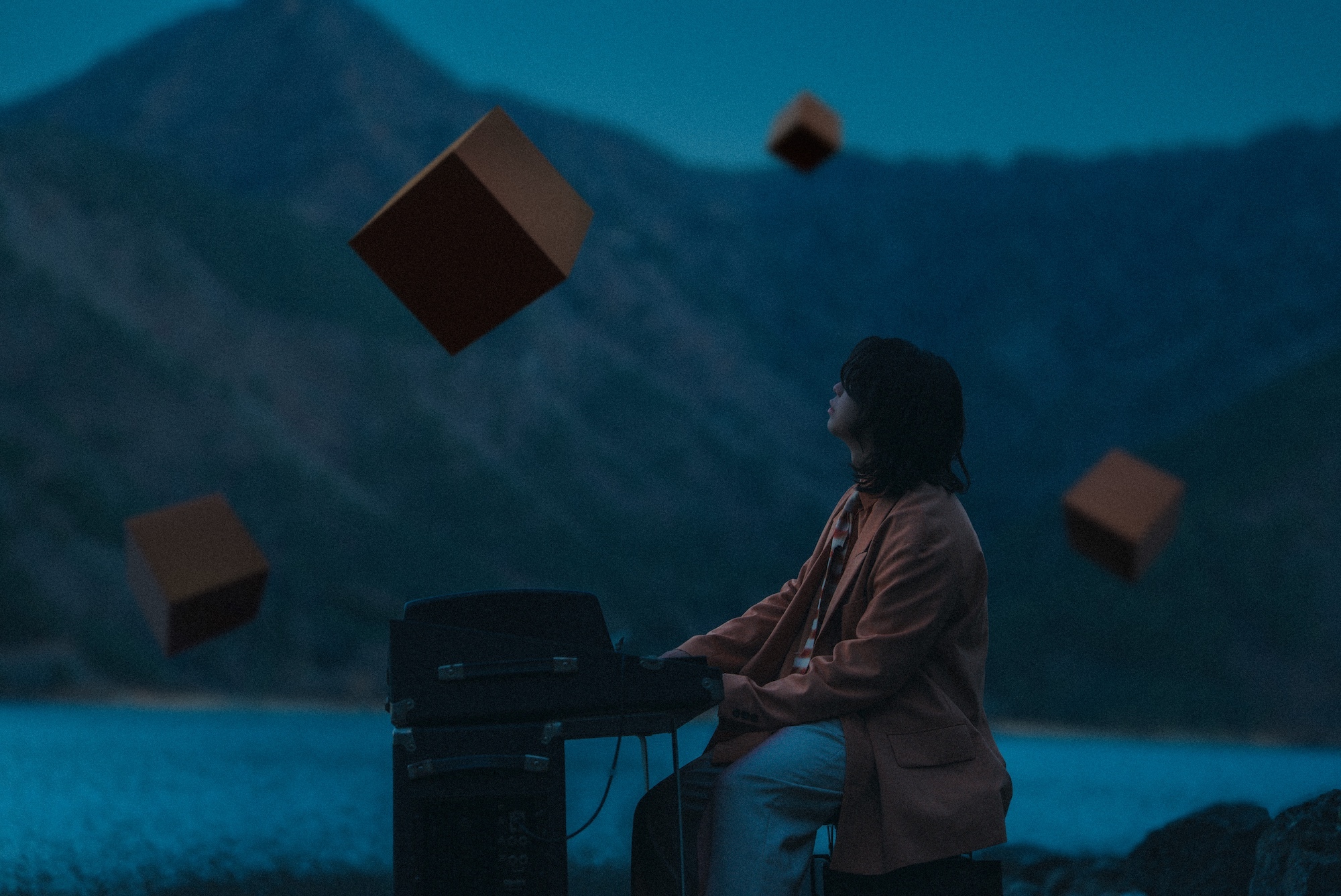 お風呂と街灯が1st EPより「BLUE」のMV公開、疾走する軽トラの上でピアノにしがみつく