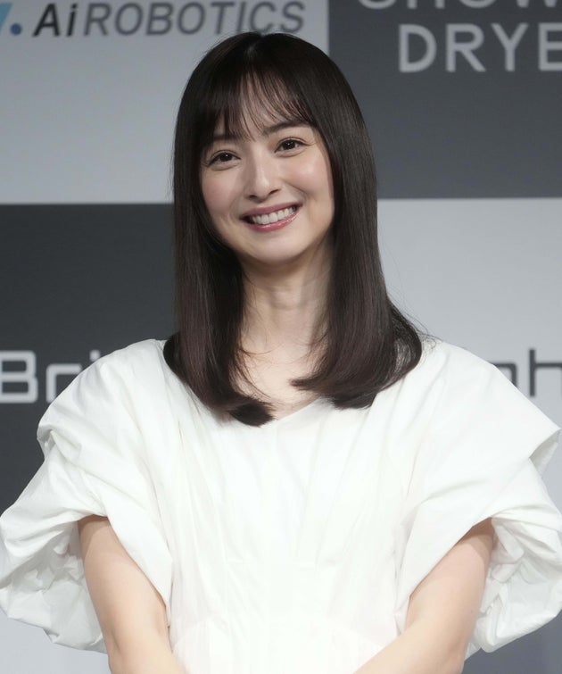 佐々木希、タケノコを掘る姿を披露→「長靴がおしゃれ」「日焼け対策バッチリ」と大反響