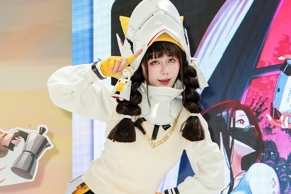 【コスプレ】スラリと伸びたニーハイ×美脚が可愛いポーズにピッタリ！『NIKKE』チャイムが実写版クオリティーだった【写真7枚】