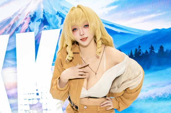 【コスプレ】等身大フィギュアのような迫力満点の美ボディがすごい！中国美女が魅せる『NIKKE』クラウンに目が釘付け【写真8枚】