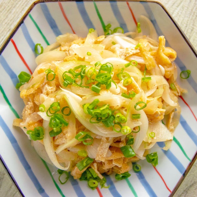【たった1分半で変わる】新玉ねぎは加熱するとここまで甘くなる。油揚げと和えるだけの簡単副菜、春限定の楽しみ方