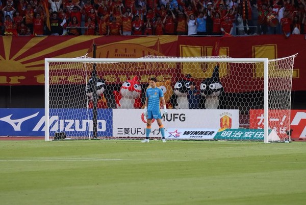 【画像】PKの時にゴール裏にマスコットがいるのってルール上良いのか？