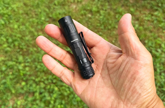 夜道を照らす60gの安心感。110度広角と170m長距離照射のLED懐中電灯が5,000円台で手に入る