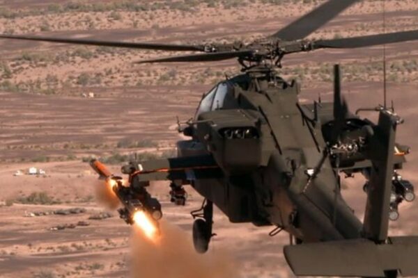 AH-64E戦闘ヘリコプターから無人航空機を発射「攻撃ヘリ不要論」覆す一手