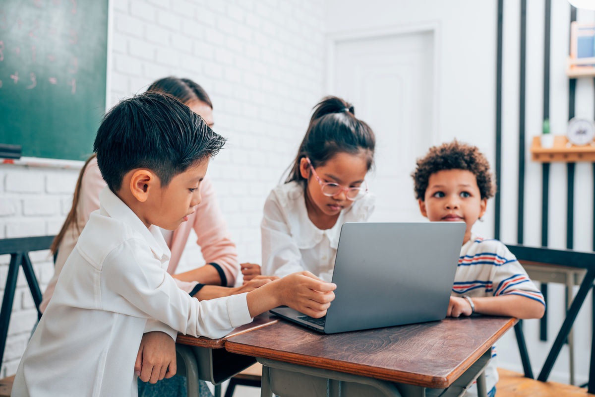 中国はAIを小中学校に導入して教員の負担軽減・農村部の教育環境の改善・障害のある生徒の支援を進めている