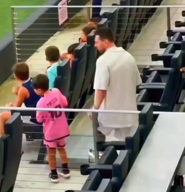 【動画】メッシに会うのが当たり前すぎて、挨拶を忘れてしまったスアレスの息子ｗｗｗ