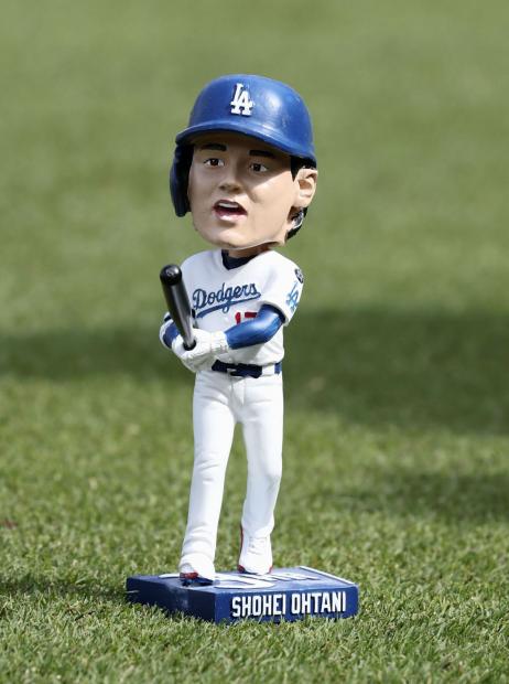 昨季の1試合3本塁打を記念した「大谷翔平の首振り人形」来場者に配布