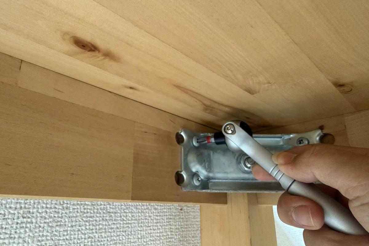 テーブル裏のネジ締め、あきらめてない？ 角度が変わるこれなら楽な姿勢で回せたよ