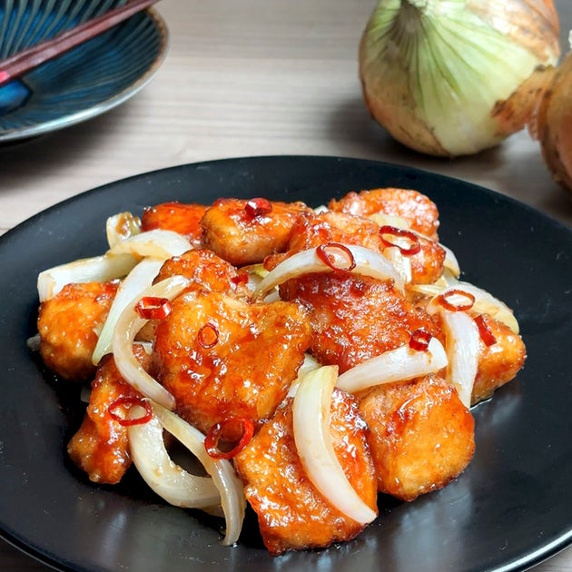 【鶏むね肉、週一じゃ足らない】この味付け、おいしすぎる！「新玉ねぎと鶏むね肉の甘辛炒め」レシピ
