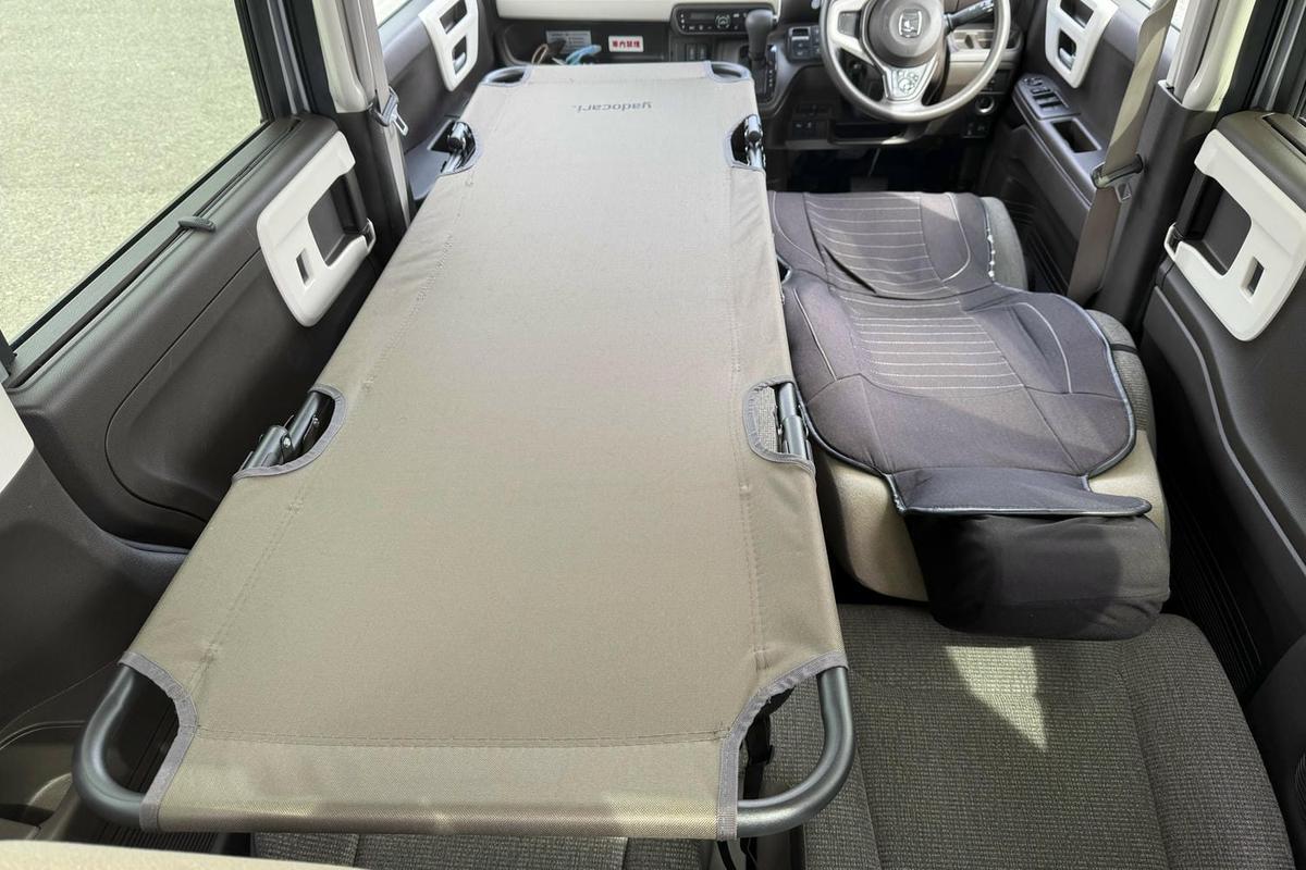 軽自動車でもラクラク寝れる車中泊のためのベッド。シートの段差や寝心地の悩みを5分で解決します