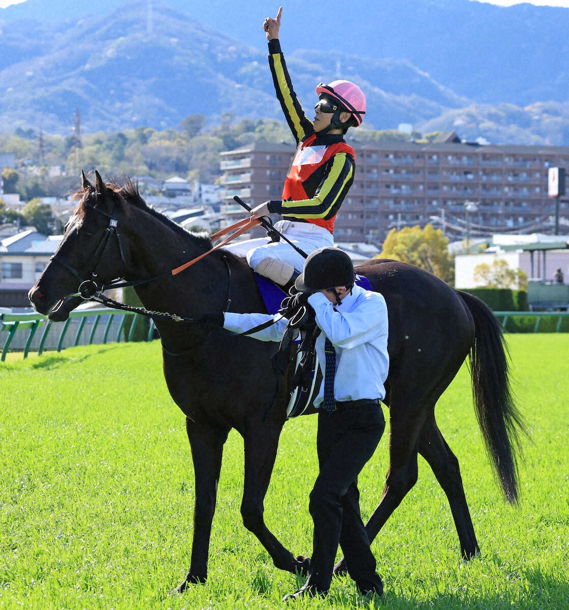 G1「第70回大阪杯」1番人気クロワデュノールが大外15番枠から差し切り3勝目