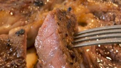 アイラップで作るステーキに1万ブクマ…！超簡単でジューシーな仕上がりに「もっと広まってほしい」の声