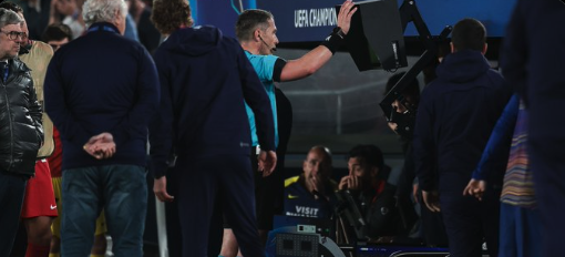 CLアトレティコ戦で相手DFのハンドが認められず、判定に不満を示すバルセロナ。UEFAに向けて声明を発表