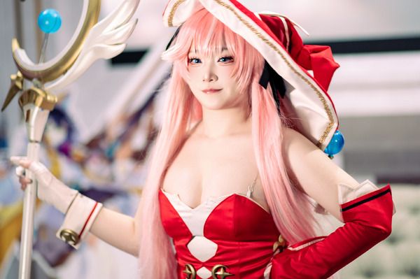【コスプレ】スタイル抜群な魔女っ子から目が離せない！『スターセイヴァー』ルナの長い美脚と笑顔に振り回された【台北ゲームショウ2026】