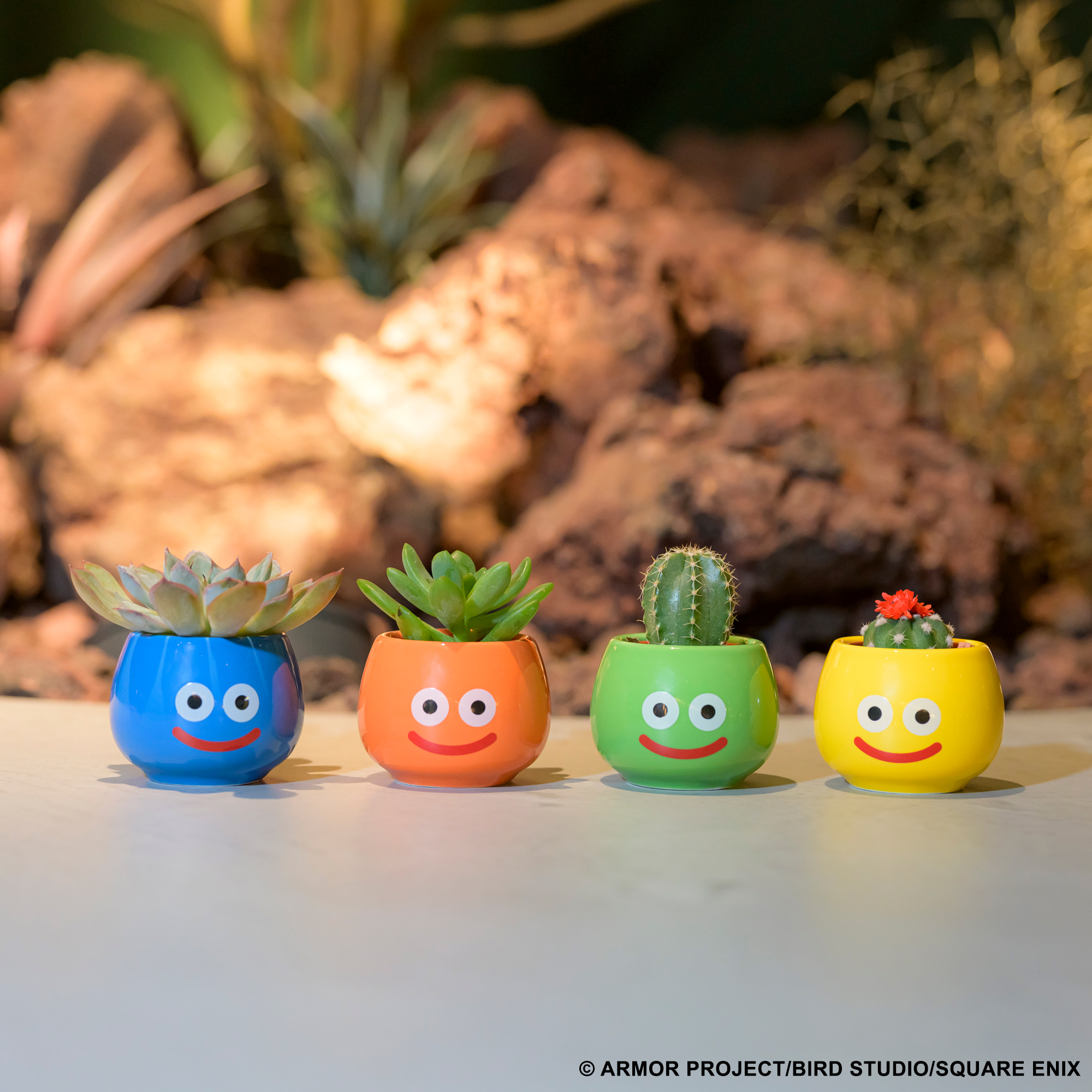 「スライムのマルチポット」が登場。明日4月5日よりスクエニ e-STOREストアなどで発売小物入れや植木鉢などに使える多機能ポット