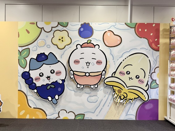 ちいかわ、ハチワレ、うさぎたちがフルーツに大変身♪「ちいぽけ」グッズ第2弾発売イベントが大盛況！バルーン配布やスタンプラリーも【レポ】