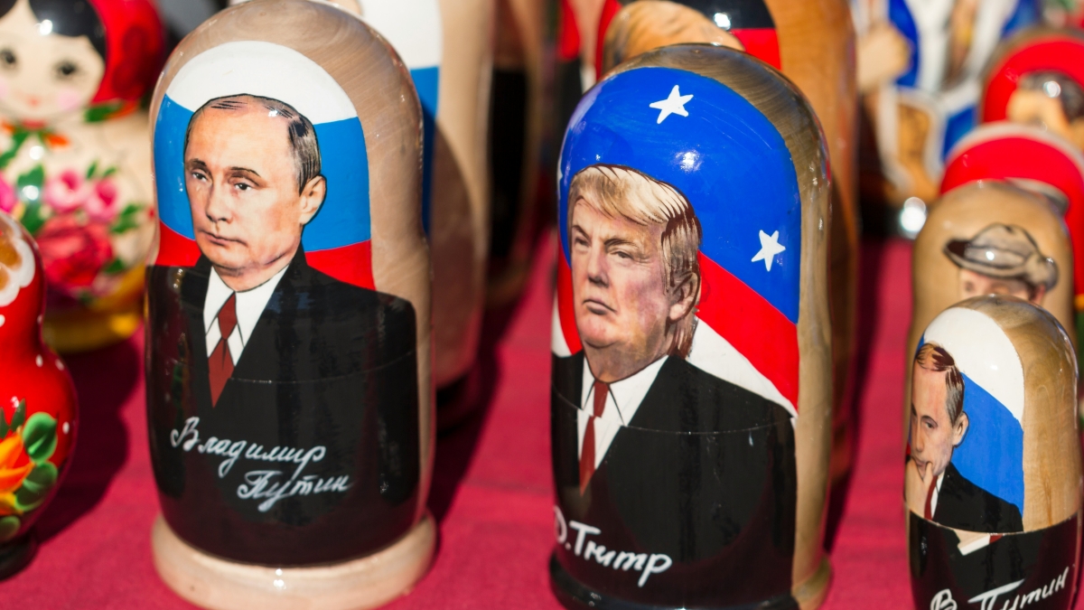 トランプ大統領がプーチン大統領にやけに友好的な理由は「コンプロマット」説