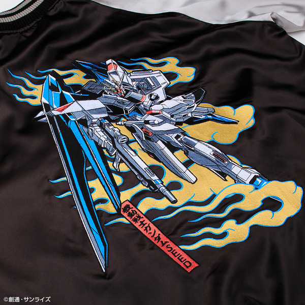 フリーダム＆ジャスティスをドーン！ 「ガンダムSEED」ガンダムが描かれたスカジャン登場！ リバーシブル仕様で2デザイン楽しめる