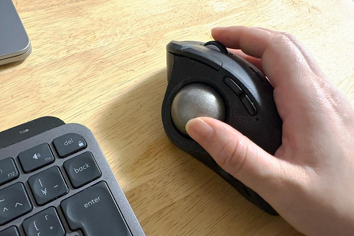 食わず嫌いから信頼する相棒へ。エレコムのトラックボールを1年愛用して気づいた4つの推しポイント