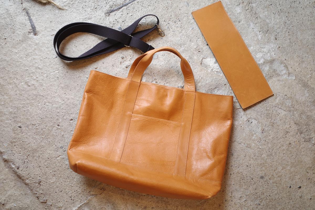 A4サイズがすっぽり、ショルダーベルト付き。ひとつは欲しいTHEベーシックな超軽量レザートート