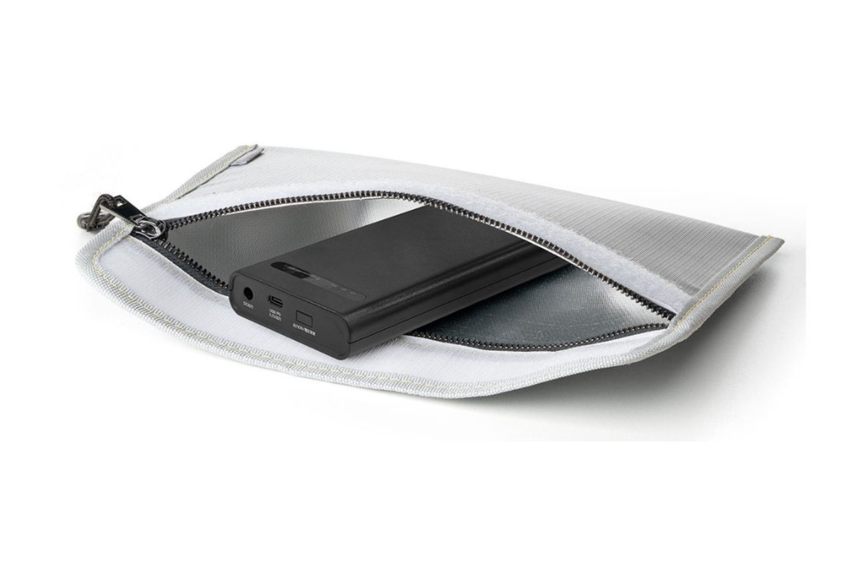 サンワの「鉄壁耐火ケース」、モバイルバッテリーの守護神すぎる…