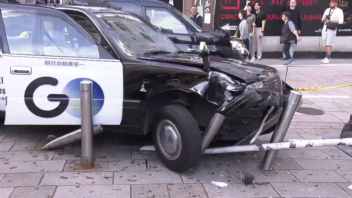 大阪・ミナミでタクシーが歩道に突っ込み、女性2人がけが