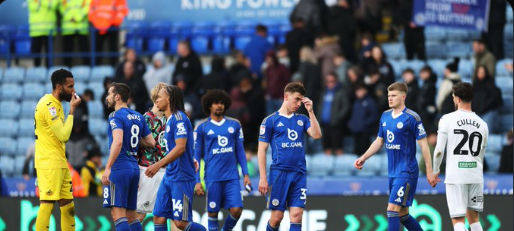 3部に落ちてしまうのか？レスターの現状にファンが怒り、選手と口論やバスに乗り込む事態に…