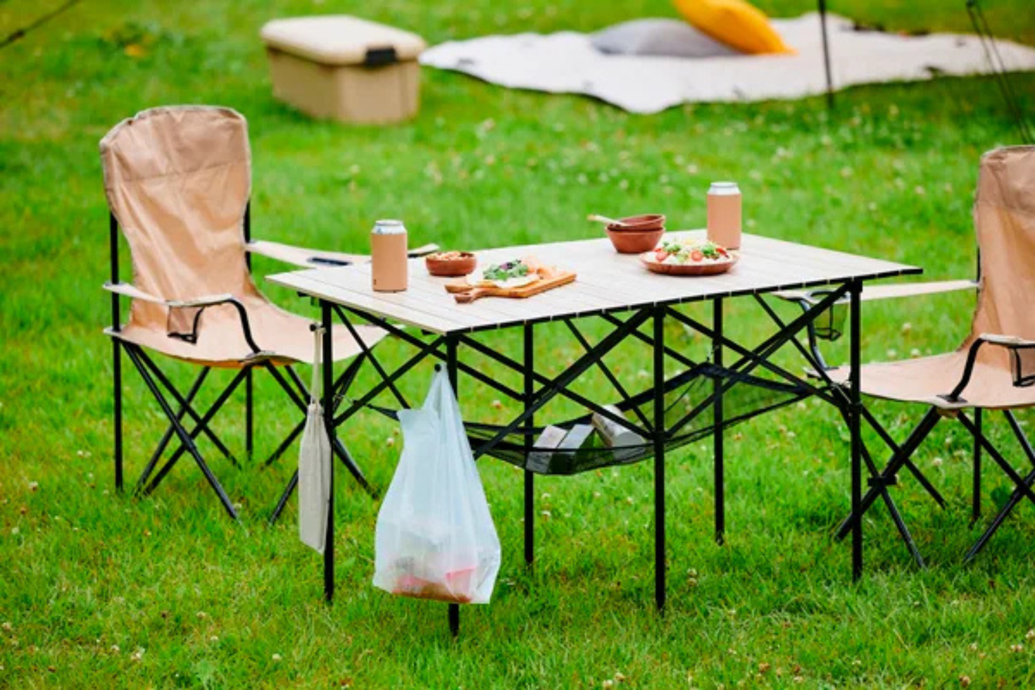 キャンプの設営が劇的にラクになる。タフで軽いアイリスオーヤマの2WAYテーブルが49%オフ