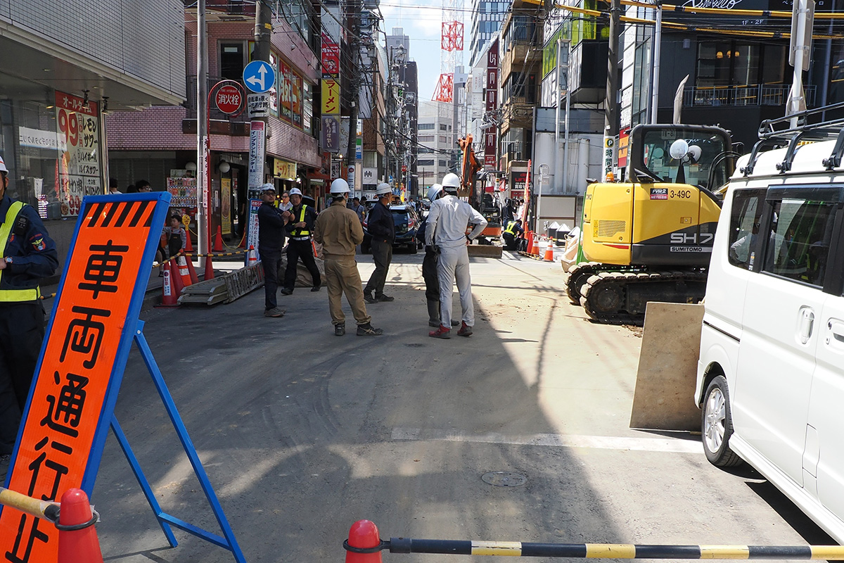 横浜の道路陥没、発生から3日も復旧続く「最悪の事態」は避けられるか