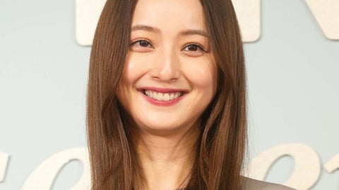 佐々木希、小学生の頃の秘蔵ショットに…⇒「正真正銘、希さんの写真ですね」「ガチの卒アル写真使うの珍し」