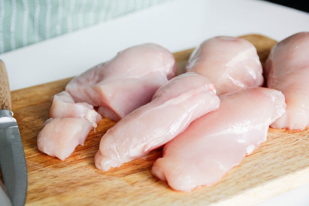知ってる？「鶏むね肉」を柔らかくする裏技。“あれ”に漬ければ冷凍でもおいしい！