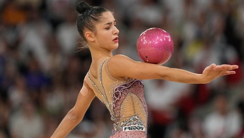 頭が消えた…？パリ五輪・新体操の“奇跡の一枚”に「どういう状態？」「神業を完璧に切り取ってる」