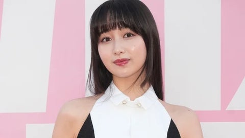 Cocomi、旅先で出会った牛の隣で突然の行動。北海道Vlogの“まさかの場面”に注目