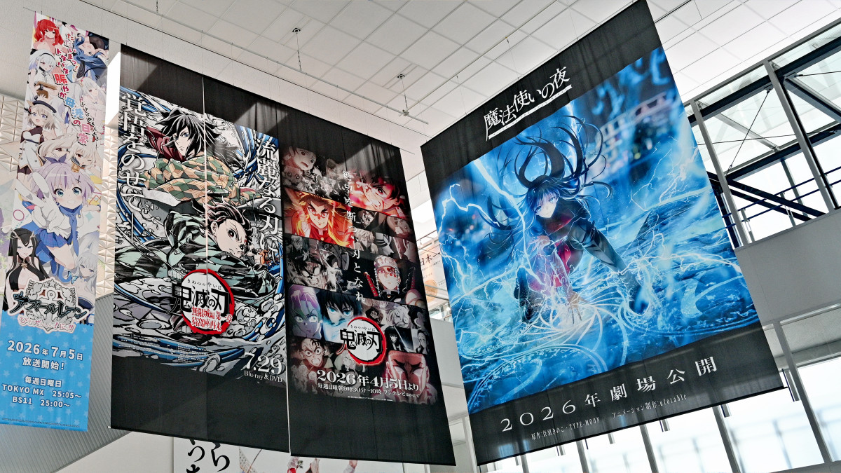 魔法使いの夜・鬼滅の刃・アズールレーンの巨大タペストリーが空港内に登場、「マチ★アソビ vol.30」空港アニメジャックはこんな感じ