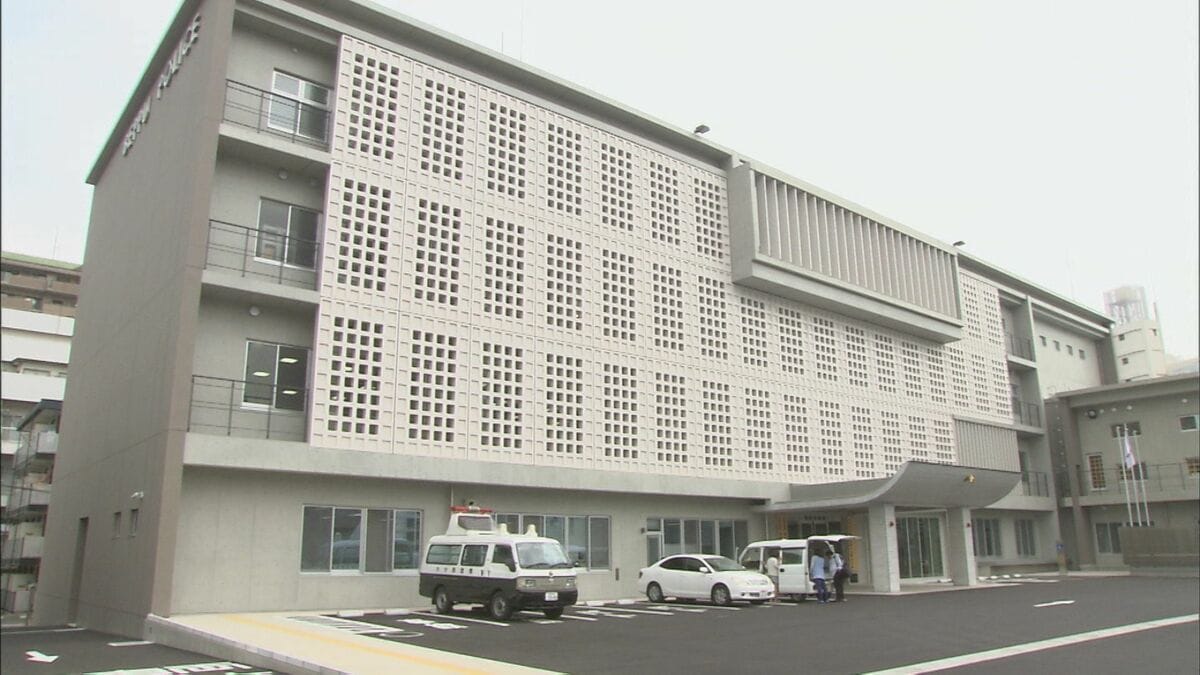 温泉に設置の仕切り壁、隙間からスマホで盗撮か…60歳男逮捕される 大分