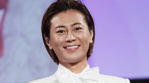 氷川きよしのソファを“占領する”愛犬たちに反響⇒戯れる様子に「愛が溢れている」の声