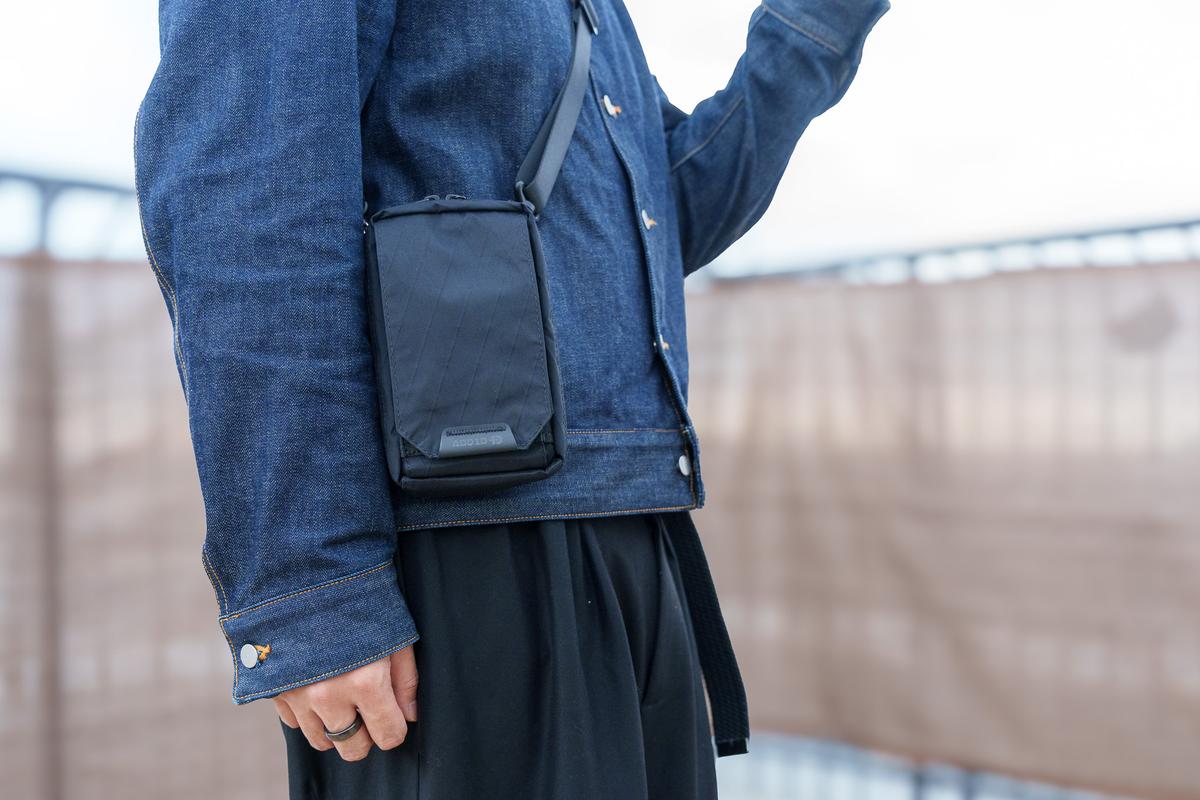 ポケットとバッグの「あいだ」がちょうどいい。多機能ポーチ「D2D Pouch V2」を試してみた