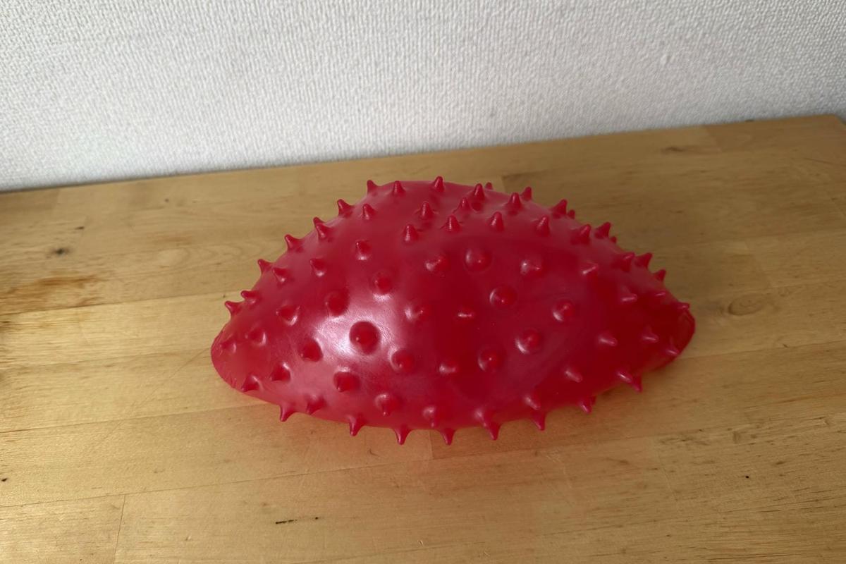 頭の重いデスクワーク疲れに。被って押すだけの「1分頭皮ケア」が想像以上にラクだった