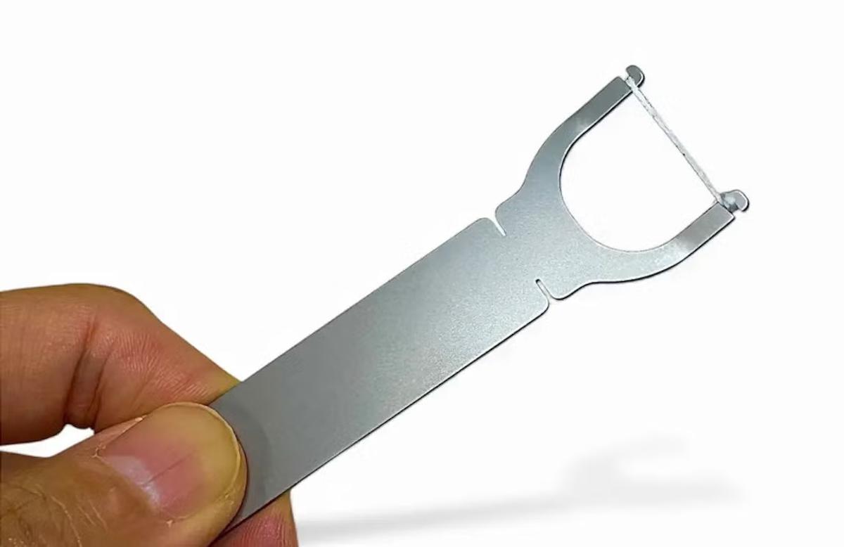 さすが国内製造。フロスを「一生もの」に変えた純チタンハンドル