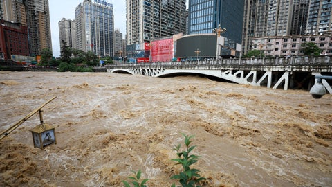 濁流と化した川に車が…。中国南部・中部で記録的な豪雨、数万人が避難するなど被害が拡大